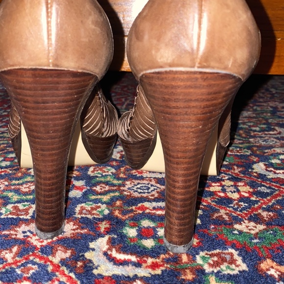 Brown leather Guess high platform peep toe heels. Size 9. Never worn - Picture 5 of 12